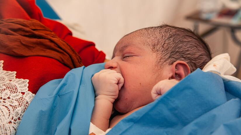 El pequeño bebé Anas, fotografiado aquí con sólo 10 minutos de vida, está en brazos de su madre tras el terremoto de magnitud 6,8 que sacudió Marruecos.