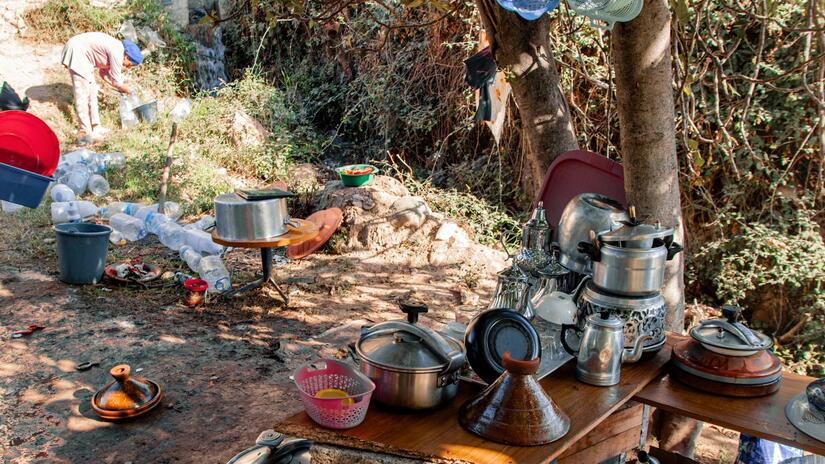 Khadija et ses voisins d'Amizmiz ont installé une cuisine extérieure de fortune pour fournir de la nourriture à leur communauté après le tremblement de terre.