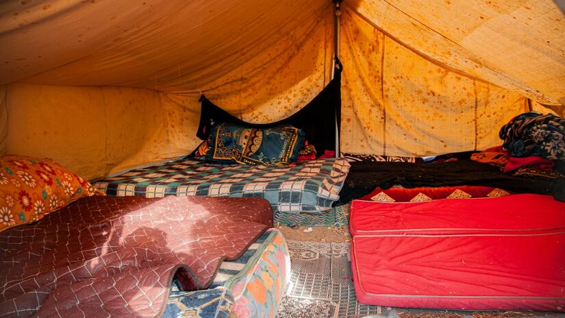 Vue de l'intérieur d'une des tentes dans lesquelles les habitants du village d'Amizmiz s'abritent actuellement après que le tremblement de terre a détruit leurs maisons.