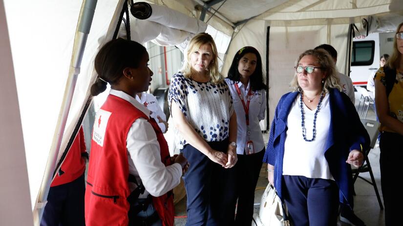 IFRC Under Secretary General, Nena Stoiljkovic (centre), speaks to Panamanian Red Cross volunteers during a visit to the Americas in 2022.