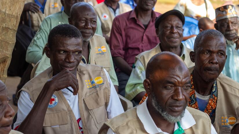 Des hommes de Togblékopé, au Togo, participent à une réunion du Club des pères.