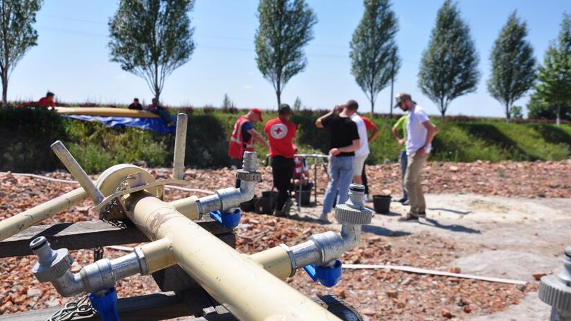 Ukraine Red Cross and IFRC teams set up a water storage system in the city of Kropyvnytskyi in the wake of the June 2023 Kakhovka dam collapse. 