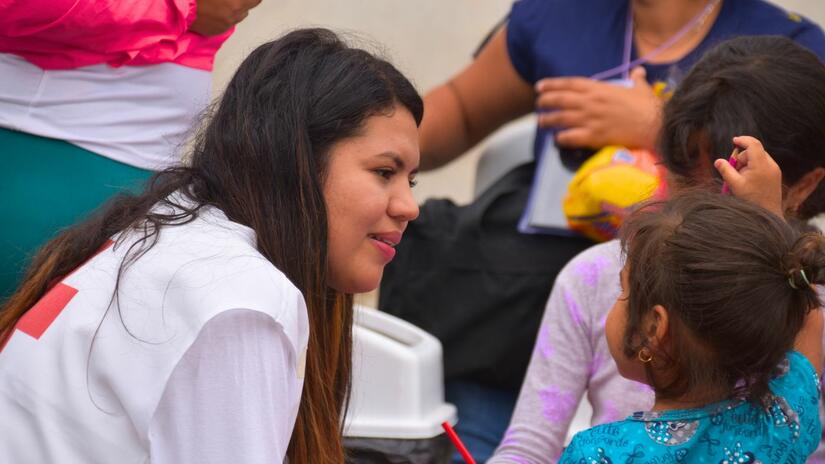 Scarlet Chirinos, brinda contención emocional a la niñez migrante en el Punto de Servicio Humanitario, para que puedan procesar y expresar sus emociones a través del juego y la relajación. 