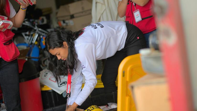 Yaritza Herrera prepares the necessary materials to provide services to migrants at the Humanitarian Service Point.