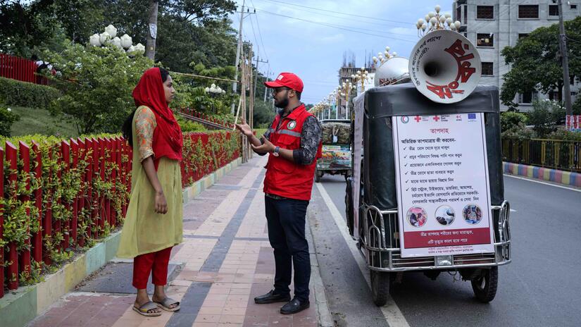 Bangladesh Red Crescent volunteers bring the message about coping with heatwaves to the streets.