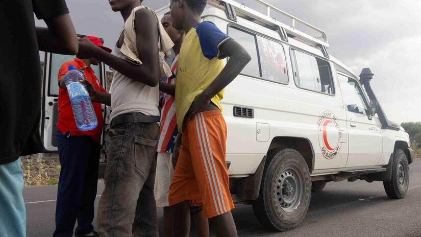 Le Croissant-Rouge de Djibouti offre de l'aide aux migrants le long de leur route par le biais de points de services humanitaires mobiles