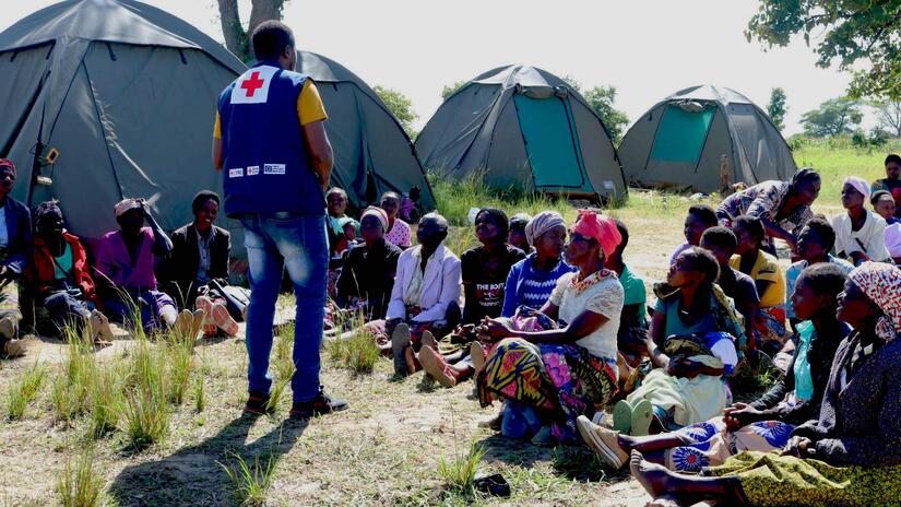 Des volontaires de la Croix-Rouge zambienne enregistrent les familles touchées par les inondations pour qu'elles bénéficient d'une aide dans le cadre du partenariat programmatique, à la suite des pires inondations qu'ait connues la Zambie depuis 50 ans. Environ 1 400 familles ont été déplacées et plus de 25 000 ménages ont été touchés dans tout le pays par les inondations provoquées par le changement climatique.