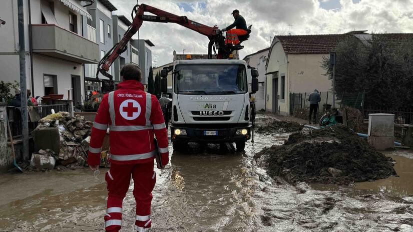 Equipos de la Cruz Roja Italiana ayudan a excavar tras un deslizamiento de tierra provocado por las fuertes lluvias.
