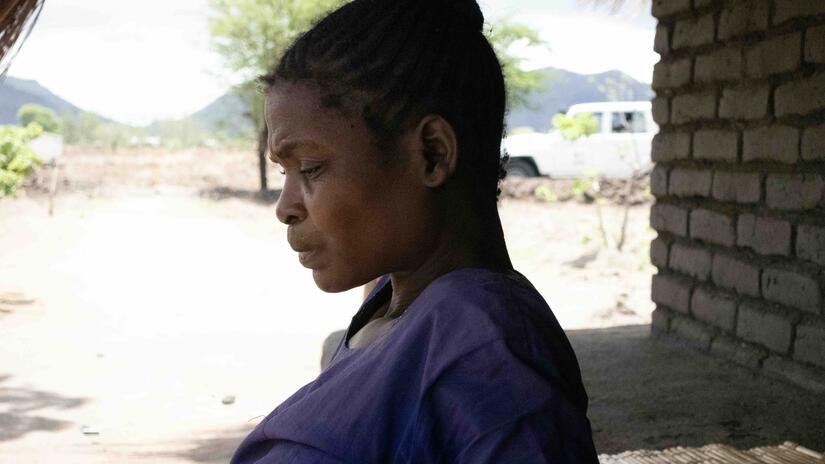 Martha Makaniko, agricultora de la aldea de Chiwalo, en el sur de Malawi, cuyos cultivos quedaron destruidos por las inundaciones del ciclón Freddy.