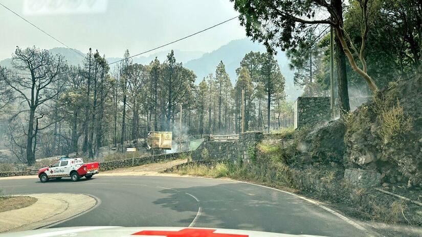 Un equipo de la Cruz Roja Española llega a las zonas afectadas por los incendios forestales.
