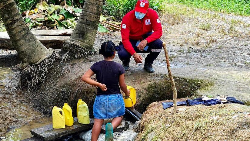 الصليب الأحمر البنمي يساعد المجتمعات المحلية من خلال توفير مياه الشرب في أعقاب العواصف الشديدة. 