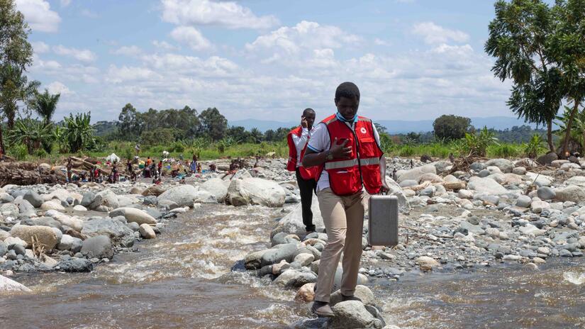 Tras una serie de inundaciones y deslizamientos de tierra, los equipos de la Cruz Roja de Uganda acuden a comunidades remotas, situadas en las laderas de las montañas.
