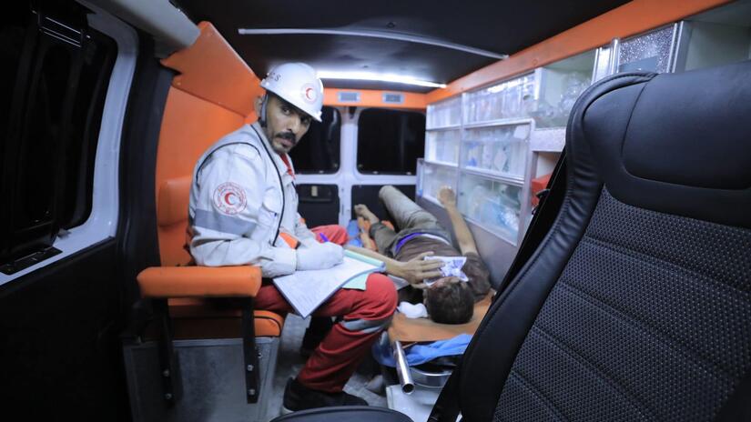El trabajo ininterrumpido y la exposición diaria a traumatismos extremos pasan factura al personal de las ambulancias.
