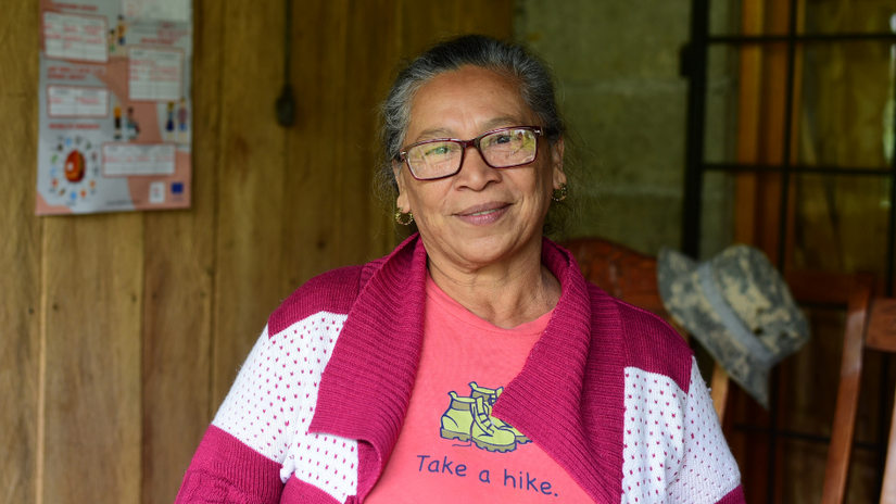 Doña María, residente de Las Nubes, comunidad de Tierras Altas, preparó un plan de evacuación familiar para proteger su hogar y a sus seres queridos de futuras inundaciones.
