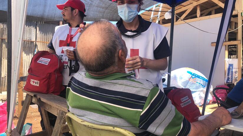 تستجيب فرق الصليب الأحمر التشيلي للاحتياجات الصحية للسكان المحليين بعد حرائق الغابات سريعة الانتشار في عام 2023.