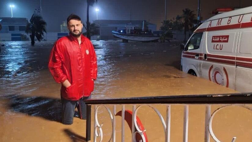 Hamdi Ahmed Baleid, de 26 años, estuvo ayudando a otras personas durante toda la noche, pero cuando regresó a casa se encontró con que la casa de su familia había quedado completamente arrasada. Toda su familia había desaparecido.   