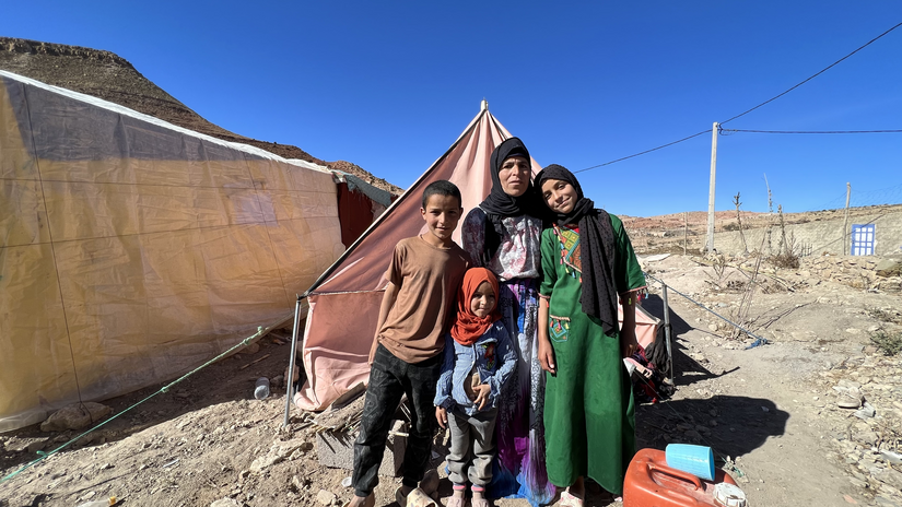 Frente a la tienda de campaña de su familia, Jamo habla de cómo sus tres hijos -Mohamed, Khadijah y Aya- siguen teniendo problemas para dormir. A menudo lloran de miedo por la noche al revivir la tragedia mientras el aire frío de la noche invade su tienda.  