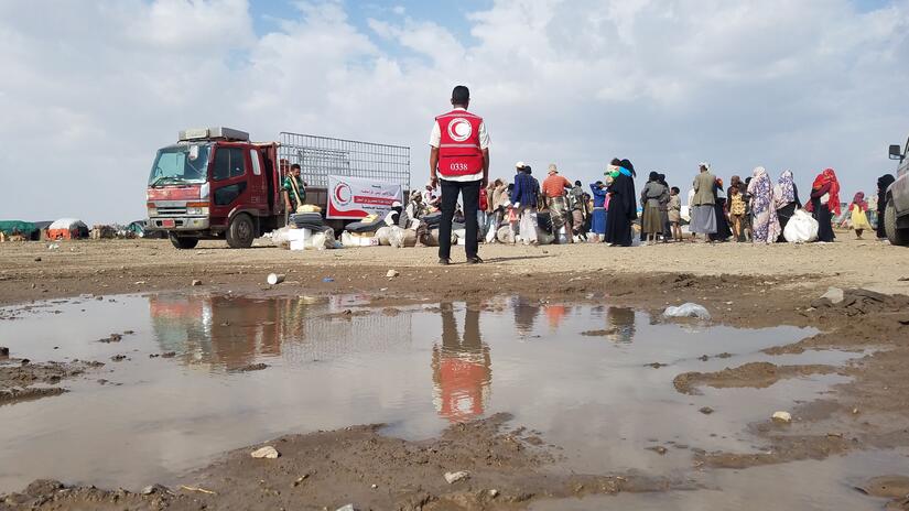 A medida que las inundaciones en Yemen se han vuelto cada vez más graves, la FICR-DREF ha apoyado los esfuerzos de la Media Luna Roja de Yemen para ayudar a las personas que perdieron sus hogares y medios de subsistencia.