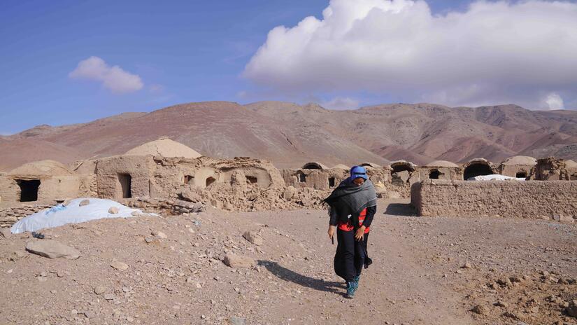 Après la première intervention d'urgence, les équipes du Croissant-Rouge afghan et de l'IFRC se sont rendues à plusieurs reprises dans des villages détruits pour distribuer de l'argent, dispenser des conseils et aider à construire des abris, entre autres choses.