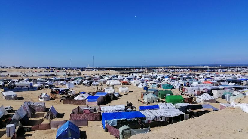 Como parte de su trabajo, Amr Ali tomaba fotos como ésta y contaba las historias de las personas desplazadas por los combates. Ahora él y su familia también tuvieron que desplazarse y viven en un campamento. 