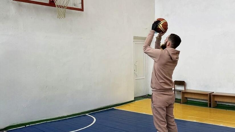 Valentin Anohin, profesor de educación física, puede ahora practicar baloncesto y otros deportes gracias al Centro Unbroken. Perdió el brazo derecho por una herida del conflicto.