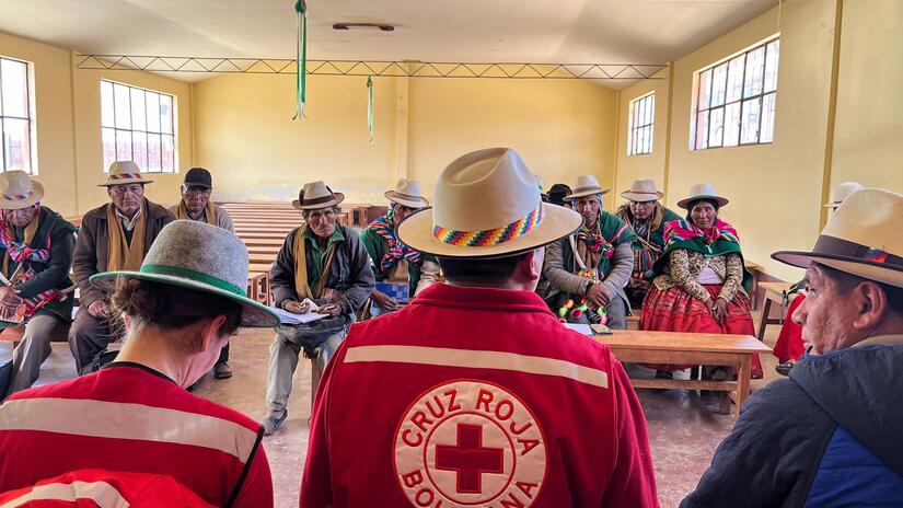 The Bolivian Red Cross meets with local communities impacted by extreme and prolonged droughts.