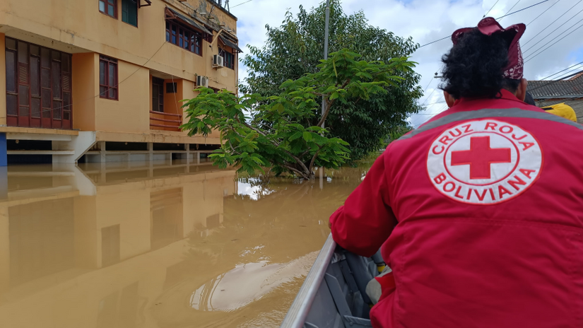 La Cruz Roja Boliviana responde a las devastadoras inundaciones en la ciudad de Cobija, en febrero de 2024.