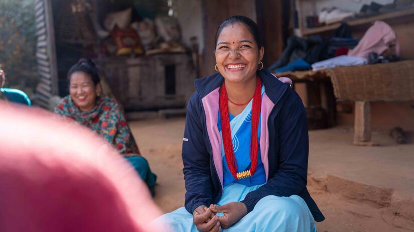 Hay muchas sonrisas y risas mientras Indira, en la foto, dirige al equipo de voluntarias de salud comunitaria en una conversación sobre salud e higiene.