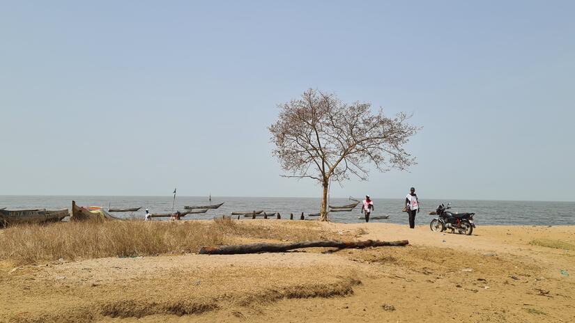 La piste de terre et de sable qui mène à Makuma, dans le district de Kambia, est peu fréquentée par les voitures, et même les motos ont du mal à y circuler. Pendant la saison des pluies, la piste devient inutilisable, obligeant les habitants à emprunter un bateau en bois pour accéder aux services de santé locaux.