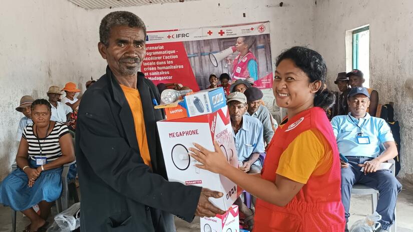 33-year-old Lova Arsène Linà Ravelohasindrazana, project manager for the Malagasy Red Cross, provides early warning equipment to community members impacted by tropical storms.