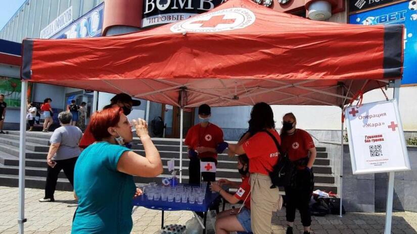 Para ayudar a la gente a hacer frente al calor extremo durante la pandemia de Covid-19, el personal voluntario de la Cruz Roja de Moldova instaló tiendas de campaña que ofrecen sombra y agua gratis.