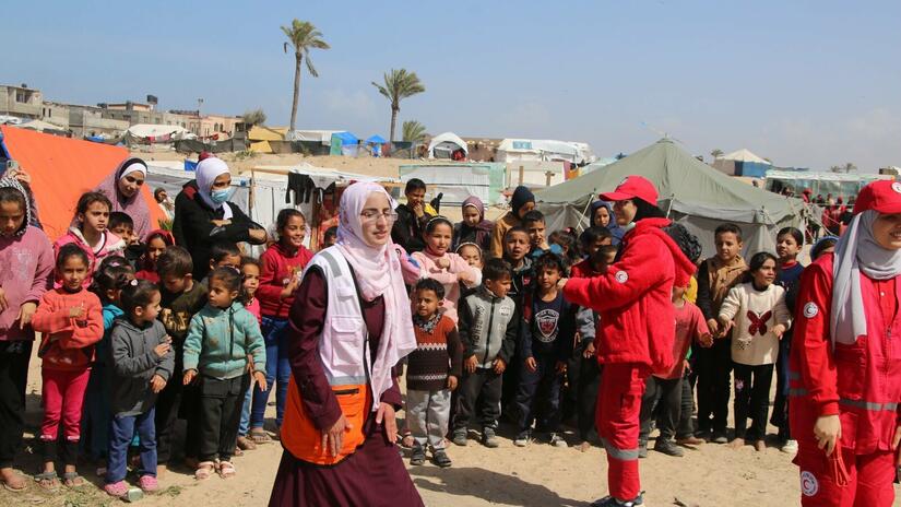 تلعب موظفات ومتطوعات الهلال الأحمر الفلسطيني دورًا مركزيًا في الاستجابة للنزاع في غزة. في هذه الصورة، تشارك موظفات ومتطوعات من الهلال الأحمر الفلسطيني والهلال الأحمر المصري في أنشطة ترفيهية للأطفال النازحين في رفح. 