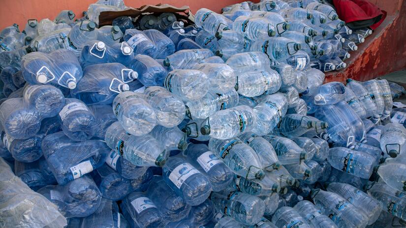 Tras el terremoto de septiembre de 2023 en Marruecos, no hubo de otra más que llevar agua embotellada a las comunidades cuyos pozos y sistemas de abastecimiento de agua quedaron destruidos. La Media Luna Roja Marroquí llevó en camión miles de botellas como estas a comunidades remotas.