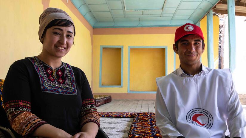 : Thanks to first-aid training from 17-year-old Red Crescent volunteer Abdurahmon Sultan (right),  local resident and mother Mashkhura Hamroboeva (seated left) was able to quickly and correctly treat her three-year-old son after he spilled a hot cup of tea on himself.
