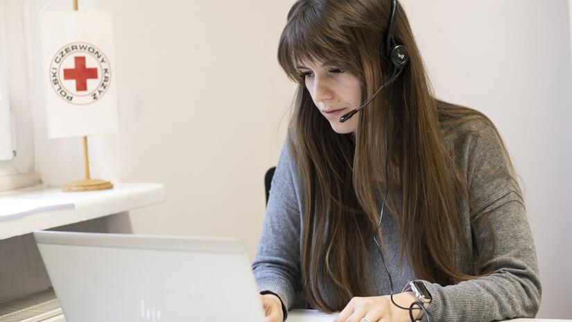 Christina is part of a team of operators at the Polish Red Cross Infoline in Warsaw who respond to an average of 300 calls per week, providing referrals to medical, mental health and administrative services. “Sometimes people who call are so stressed that they cannot stop crying,” says Christina, who is also from Ukraine. “We’ve been trained to talk to them in a way that helps reduce their stress. When they receive the information they need, they can finally relax.” 