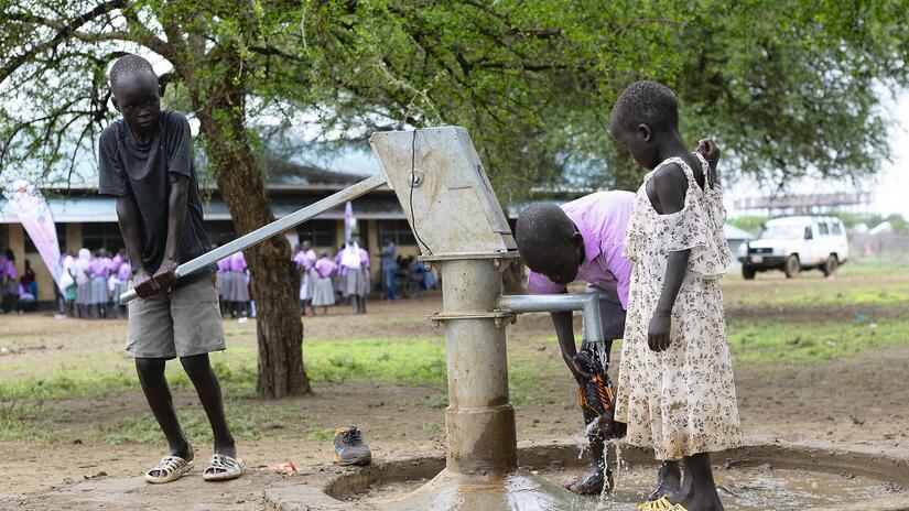 El enfoque de la higiene menstrual es integral e incluye el suministro de agua limpia adecuada para lavarse, beber y para uso doméstico.