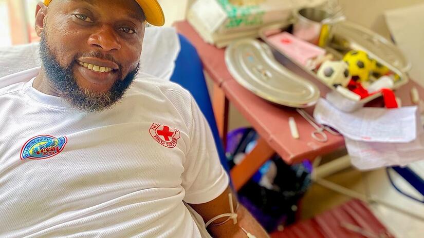 To help people break their phobia of needles, Ademola Gaffer always shares photos like this one on social media. It's a selfie of himself donating blood, relaxed, with a needle in his arm and wearing a big smile.