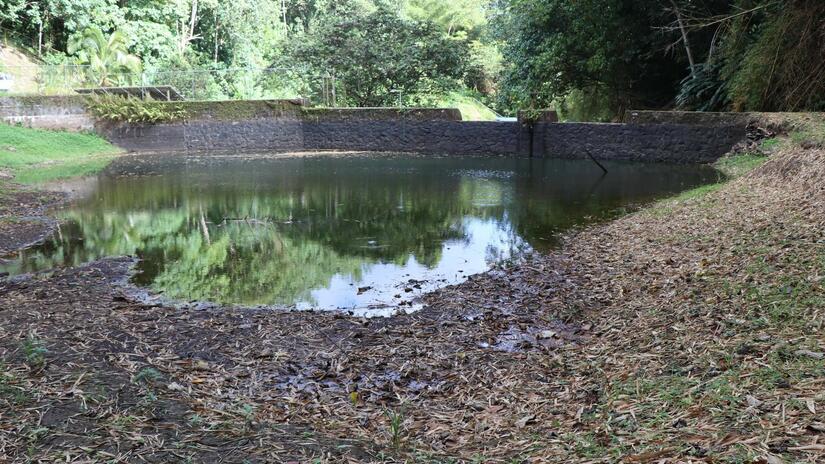 La presa de Les Avocat, un reservorio esencial de agua que está diseñado para suministrar 300,000 galones de agua, actualmente solo puede distribuir 180,000 galones.