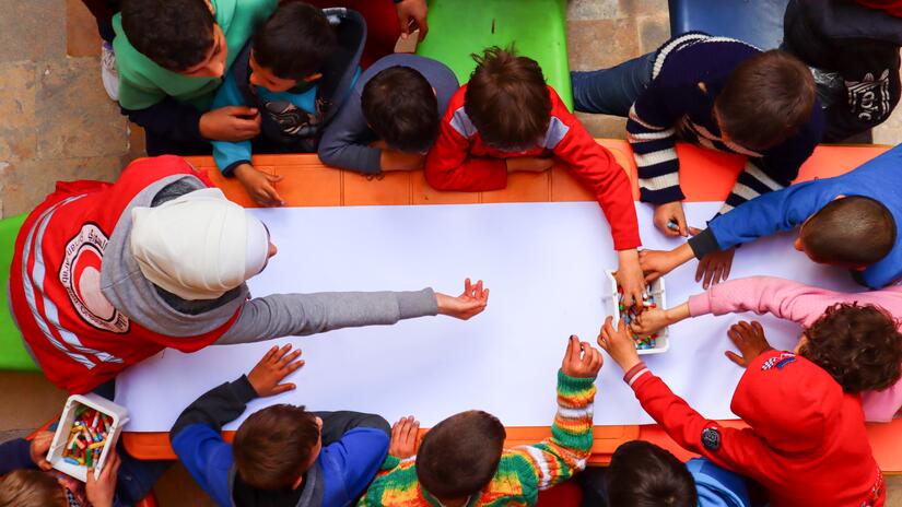 As part of the Syrian Arab Red Crescent’s psychosocial and mental health response to the 2023 earthquakes in Syria and Türkiye, a volunteer leads children in a session of creativity and play.