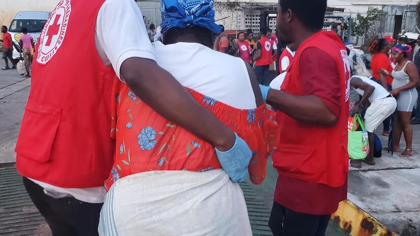 Voluntarios de la Cruz Roja de San Vicente y las Granadinas ayudan a una mujer que necesita primeros auxilios tras la llegada a tierra del huracán Beryl el 1 de julio.
