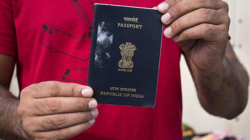 Navil no quería abandonar su comunidad, pero se vio obligado a hacerlo. Es católico y vivía en una zona de India donde las personas cristianas son una minoría perseguida. Lo golpearon, ridiculizaron y en varias ocasiones lo amenazaron de muerte si no renunciaba a su fe. Abandonar el país se convirtió en la única opción para sentirse seguro.