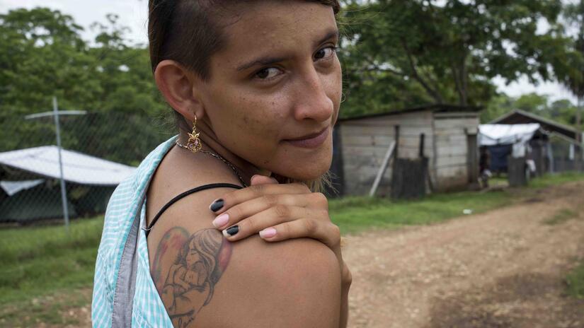 En la espalda de Karen hay un tatuaje de un corazón. En su interior, un bebé descansa serenamente en brazos de una mujer. Karen explica que esta imagen la representa a ella y a su hijo Dylan, que la inspiró para emprender el recorrido hacia Estados Unidos.