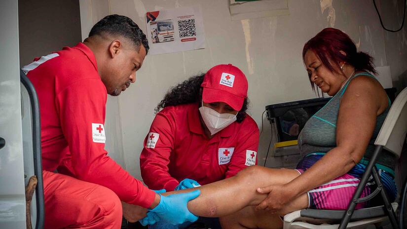 Desde 2018, han acompañado a las personas en movimiento con apoyo psicosocial, atención médica, acceso a agua potable, entre otros servicios. En Colombia, los equipos de la Cruz Roja Colombiana proporcionan información confiable sobre el recorrido y prestan servicios de salud y protección.