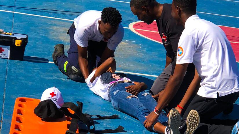 Personas voluntarias de la Cruz Roja Dominicana realizan práctica de primeros auxilios básicos.