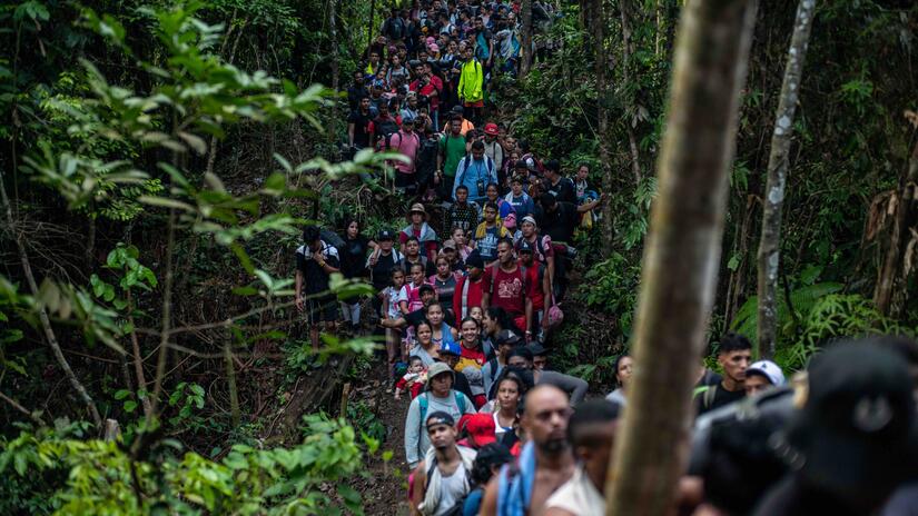Escenas como esta, con grandes grupos de personas atrapadas en lo que parece ser un embotellamiento humano, son comunes en puntos como la “Loma de las banderas”, ubicada cerca de la frontera entre Colombia y Panamá.