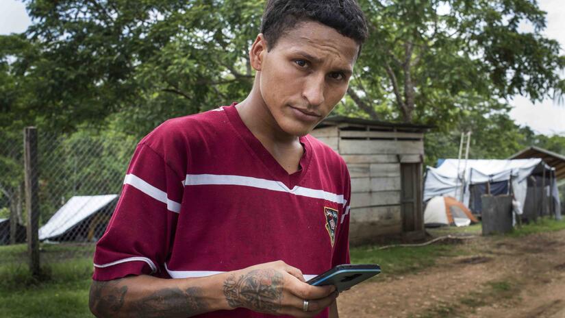 Zidane y su pareja recorrieron cientos de kilómetros en mulas que encontraron por el camino. Cada pueblo por el que pasaban les recordaba los peligros de la selva, donde la gente les advertía de la muerte y de la cruda realidad de que no todos terminan el viaje con vida.