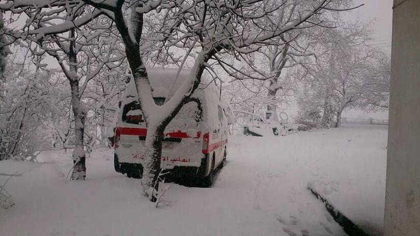 Una ambulancia de la Cruz Roja Libanesa cubierta de nieve.