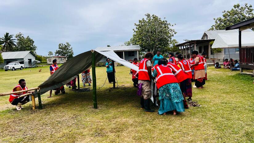 Fiji Red Cross Society youth volunteers erect a makeshift shelter as part of community trainings on disaster preparedness. The aim of this training was to prepare volunteers for the most challenging disaster scenarios, including when communication systems go down.