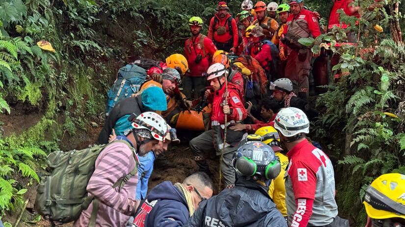 Tras otras nueve horas de caminata -para un total de 14 horas- y con la ayuda de bomberos y vecinos de la zona, los cruzrojistas consiguieron trasladar a la sobreviviente a una ambulancia.