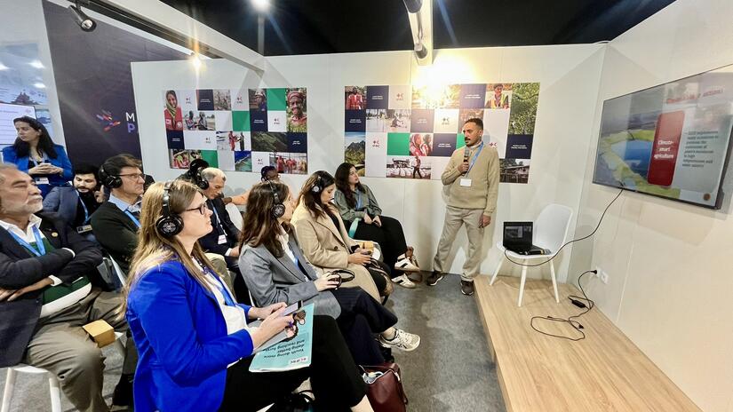 En el pabellón de la IFRC en la COP29, la gente escuchó una amplia gama de presentaciones sobre los impactos que el cambio climático está teniendo en la salud y el bienestar de las personas en todo el mundo. Aquí, la Media Luna Roja Iraquí comparte sus experiencias sobre los efectos del cambio climático en la nutrición, el acceso al agua potable y la agricultura.
